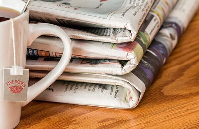 Des journaux et une tasse