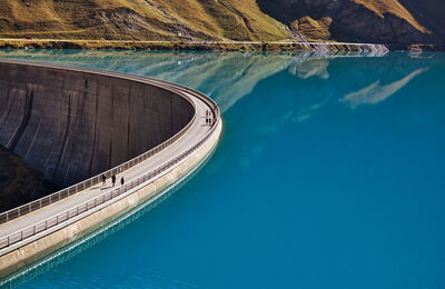 Réservoir avec beaucoup d'eau bleue dans la région de montagne