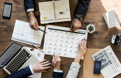 Planification des personnes avec calendrier et ordinateur portable