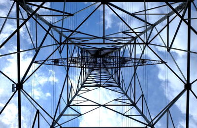 Ligne de transport d'électricité depuis le bas