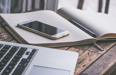 Smartphone, journal intime, ordinateur portable sur la table