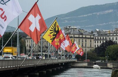 Schweizer Fahnen über einer Brücke
