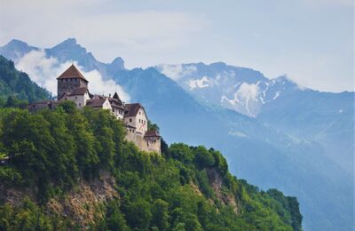 Château au sommet d'une montagne