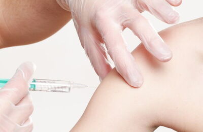 Une personne est vaccinée