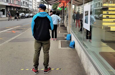 Les gens font la queue dans la rue