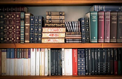 Étagère avec livres