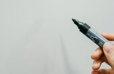 Main tenant un stylo