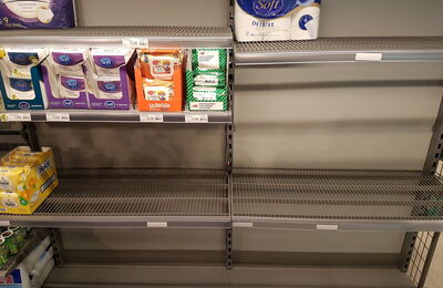 Étagères vides dans un magasin